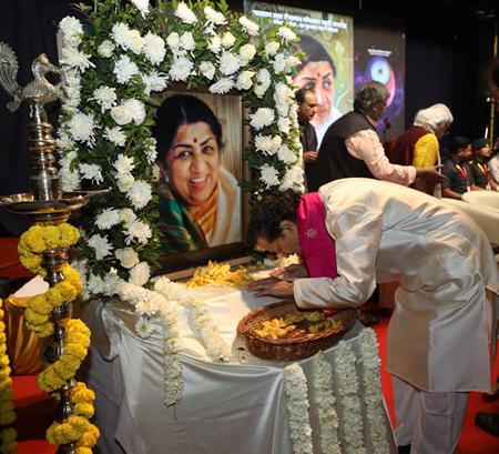 पुण्यात भारतरत्न लता दीनानाथ मंगेशकर स्मृती समारोह व लता मंगेशकर वैद्यक रत्न पुरस्कार वितरण सोहळा संपन्न