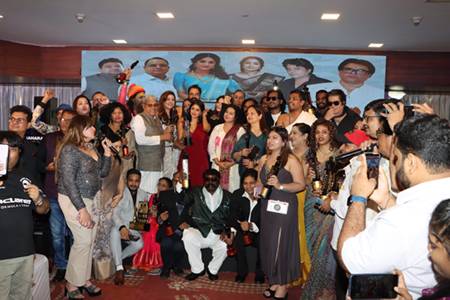 Actress Yasmeen Khan Received The Dadasaheb Phalke Indian Television Award For Best Supporting Actor For The Movie Dehati Disco