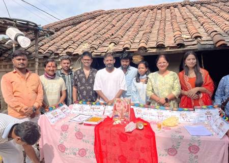फिल्म निर्मात्री विद्या मौर्य और निर्देशक चन्दन सिंह ने 11 भोजपुरी फिल्मों का ग्रैंड मुहूर्त करके ‘परिवार के रखवाला’ की शूटिंग शुरू किया सिद्धार्थ नगर में